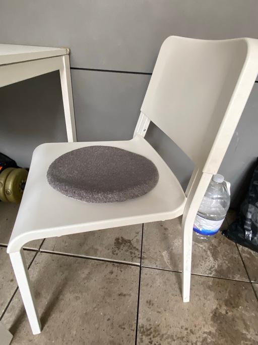 Buy & Sell East London Millwall - East London - Photos for Table and two chairs 🪑