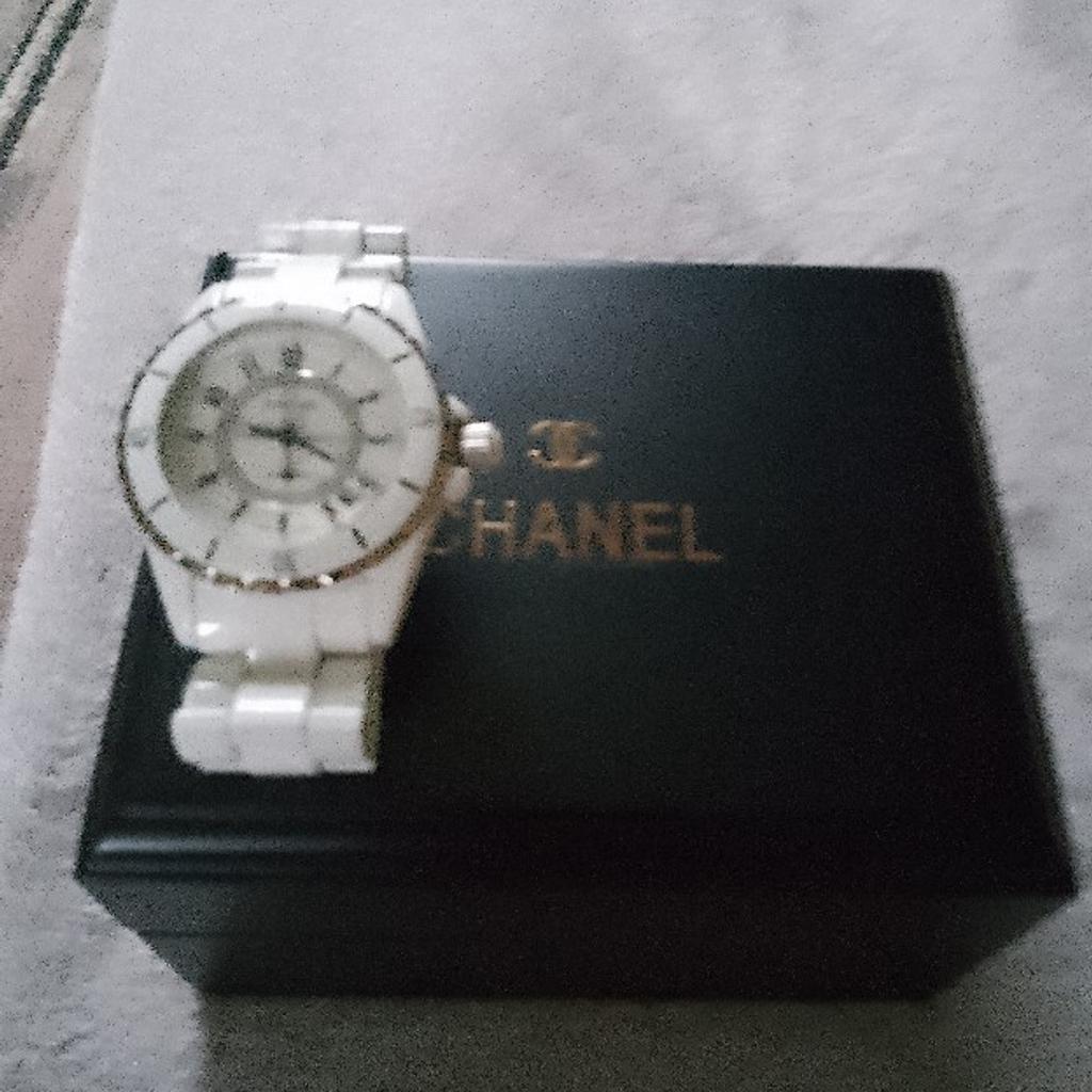 Unwanted gift, still in original box comes with extra links. Great watch for the summer. never been worn