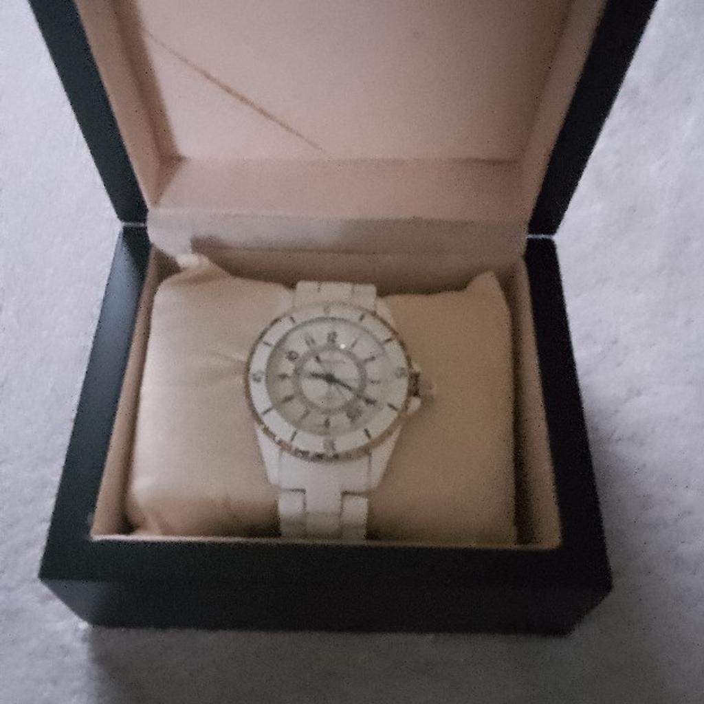 Unwanted gift, still in original box comes with extra links. Great watch for the summer. never been worn