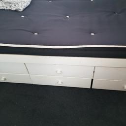 Single bed with extra pull out guest bed
3 pull out drawers on wheels
2 x mattresses included
Will be dismantled ready for collection