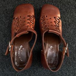 Die Schuhe wurden einige Male getragen und sind in einem guten Zustand. Sie sind aus Echtleder und können auch Versand werden.