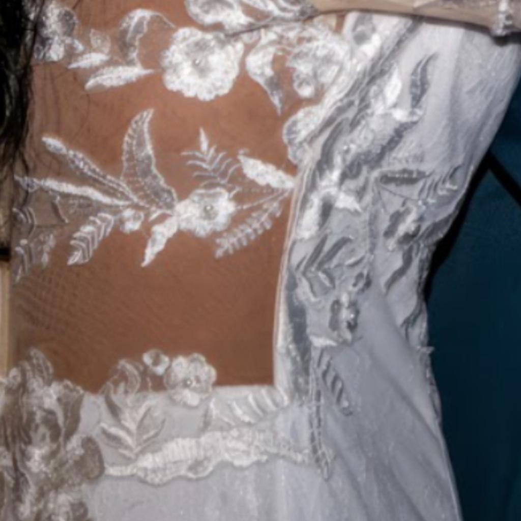 Stunning mermaid/trumpet style wedding dress 6-8. Only 6month old. Few marks on underskirt were it's scraped on floor.
