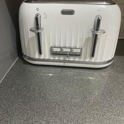 Toaster works perfectly can make 4 toast or 2.
Compact and stylish in any kitchen. Comes from a smoke free and pet free home. Need gone asap offers welcome. 