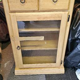 solid oak hifi / entertainment unit , two drawers at the top , excellent condition

also have a matching tv unit for sale

will need two people to carry as item very heavy
