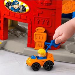 Toddlers can zip and zoom all around town with the Fisher-Price Little People Sit 'n Stand Skyway Playset.

This transforming playset starts as a horizontal roadway where kids can zoom their Wheelies cars around the roads to the gas station below. Then, with help from a grownup, stack the ramps to create a vertical Skyway that stands over 34 inches tall. Kids will love sending vehicles racing around and around the ramp to the ground. The set includes 2 Wheelies cars to add to your collection.

Product features:

Includes: Fisher-Price Little People Sit 'n Stand Skyway with 2 Wheelies car vehicles
Kids can sit at the playset and race their Wheelies cars around ramps or fill up at the gas station
Transform the playset to a twisty, vertical ramp that’s over 34 inches tall for gravity-defying racing play
Approximate Dimensions: 8.5 x 8.5 x 8.5 cm
Suitable for ages 18 months +