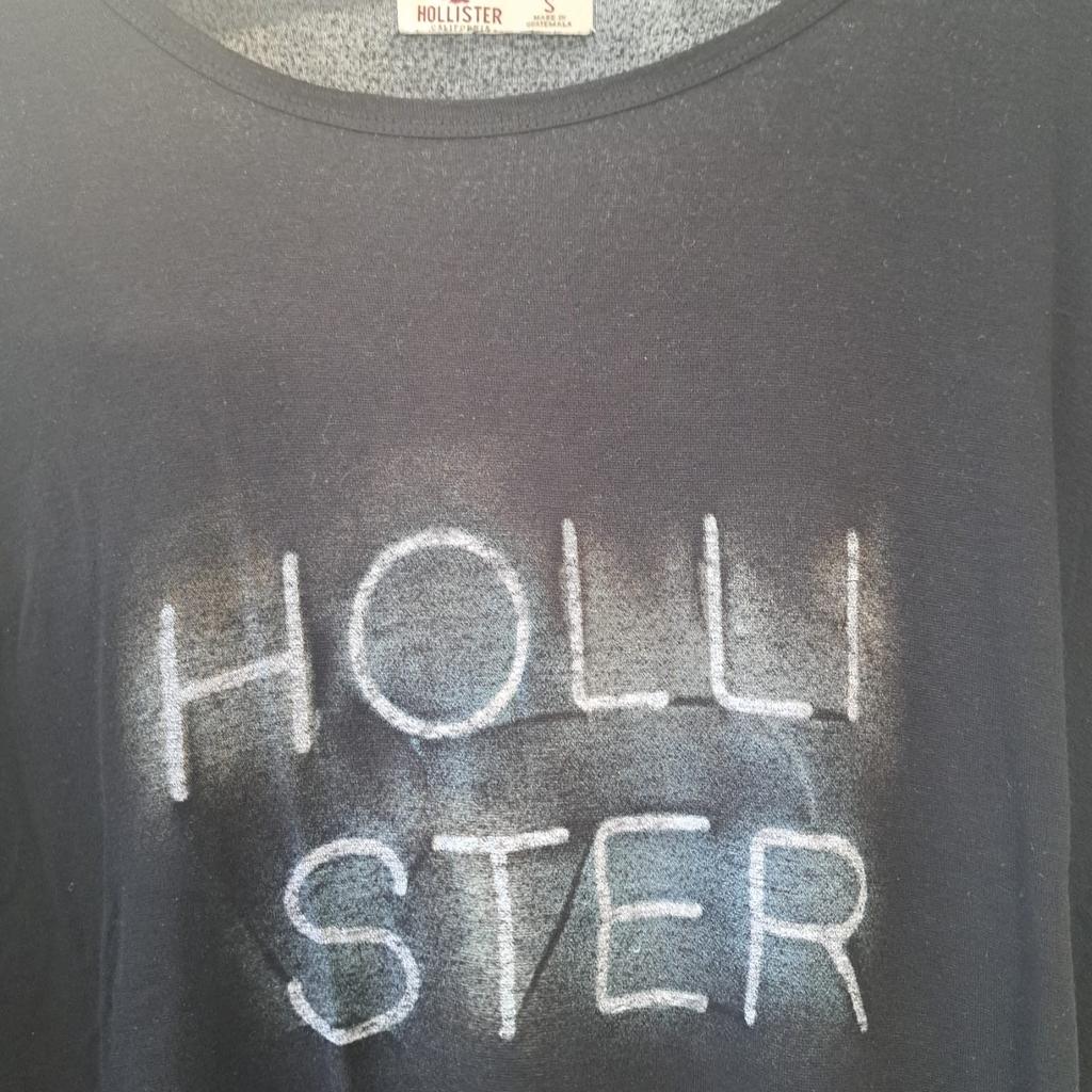 Verkaufe dieses lockere T-Shirt von Hollister in Größe S. Es ist in gutem Zustand. Leichtes Waschpilling ist vorhanden. Auf der Rückseite hat es unten ein Mini Loch, siehe Fotos. Ist mir beim Tragen aber nicht aufgefallen. Versand nach Absprache möglich. Schaut auch in meine anderen Angebote :)