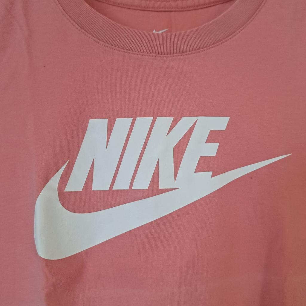 Verkaufe dieses coole T-Shirt von Nike in Größe XS. Es kann auch bei Größe S getragen werden. Es ist in sehr gutem Zustand. Leichte Spuren vom waschen vorhanden. Versand nach Absprache möglich. Schaut auch in meine anderen Angebote :)