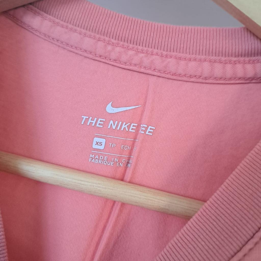 Verkaufe dieses coole T-Shirt von Nike in Größe XS. Es kann auch bei Größe S getragen werden. Es ist in sehr gutem Zustand. Leichte Spuren vom waschen vorhanden. Versand nach Absprache möglich. Schaut auch in meine anderen Angebote :)