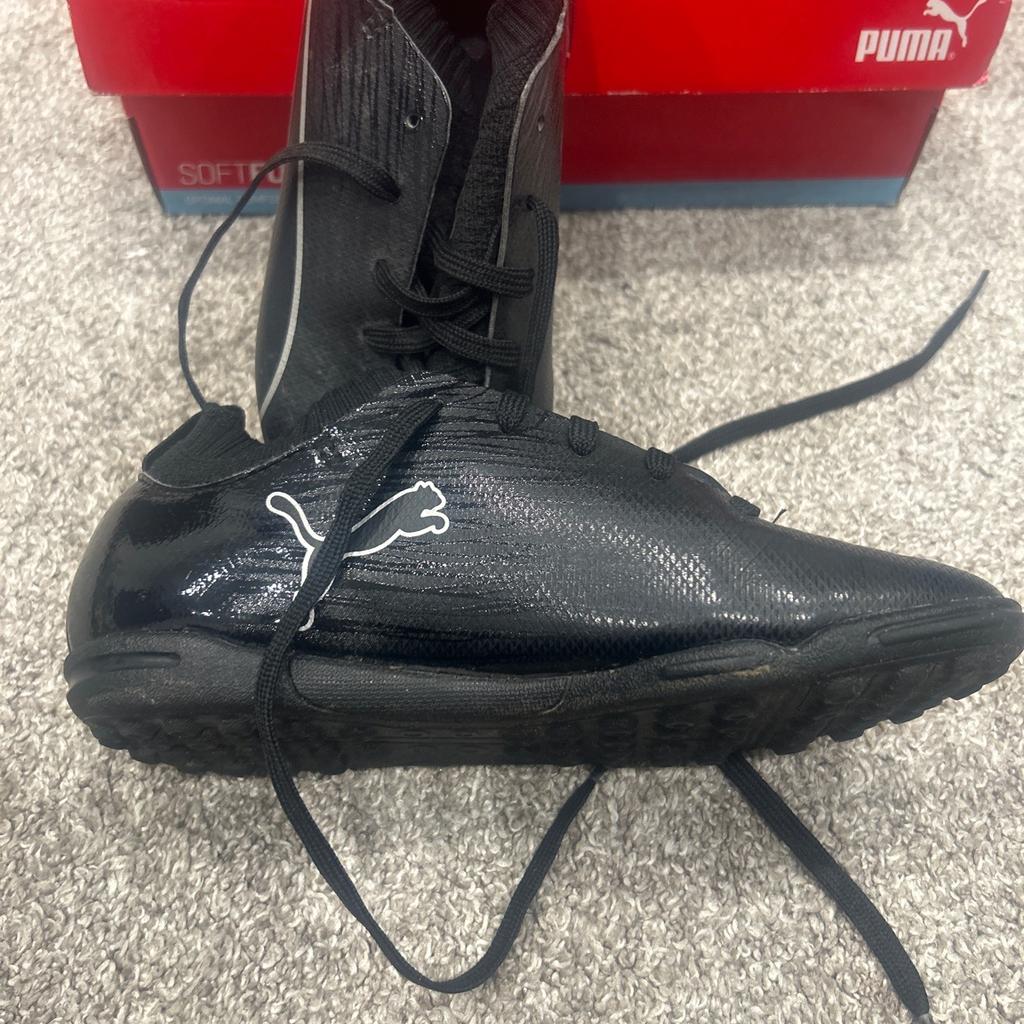 These are a young boy size 2 football training boot
Have been worn but ok condition
As per pic
These are size 2 , in the item detail it says 8 as for some reason 2 is not an option