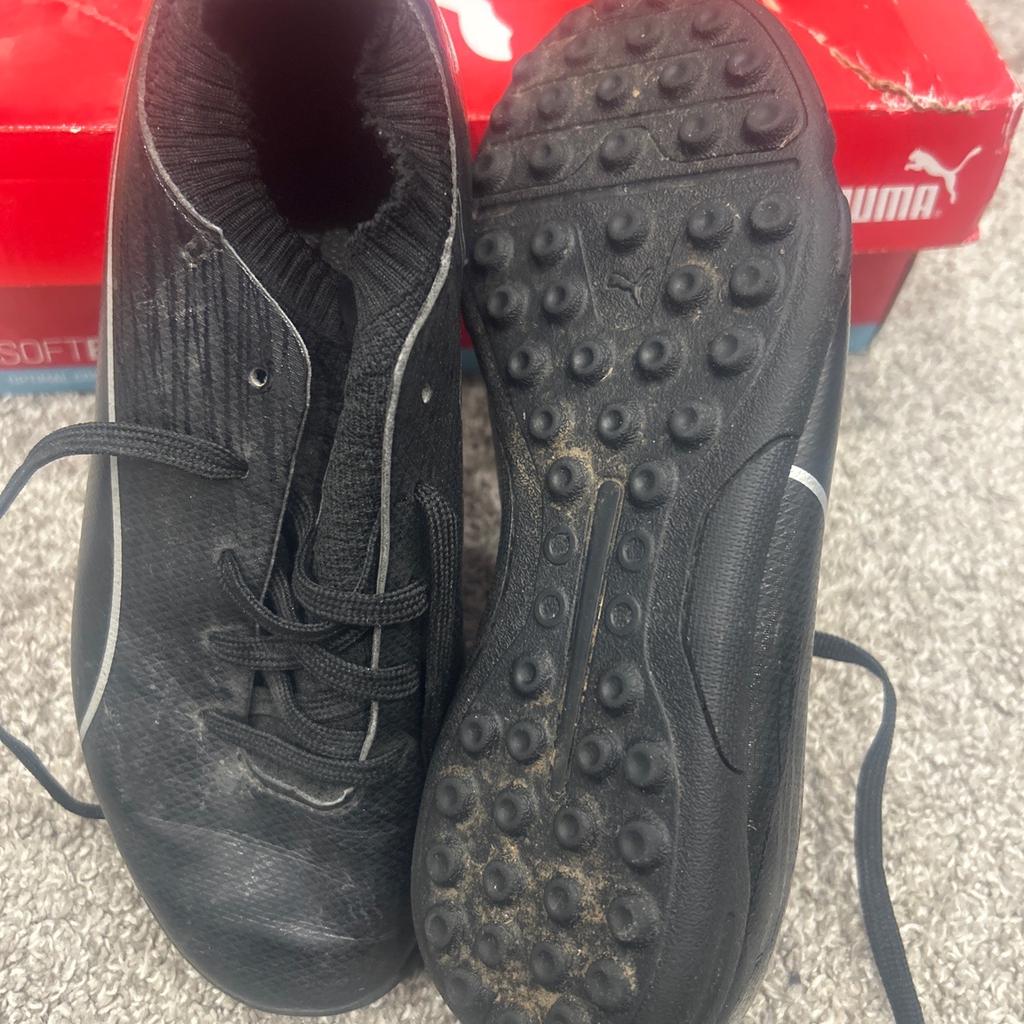 These are a young boy size 2 football training boot
Have been worn but ok condition
As per pic
These are size 2 , in the item detail it says 8 as for some reason 2 is not an option