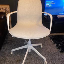 Ex display Ikea office chair. LÅNGFJÄLL Conference chair with armrests, Gunnared beige/white. Has some paint chipped off the left arm *see photos* otherwise is new condition.

Currently selling for £170 new

Collection only please 🙂
