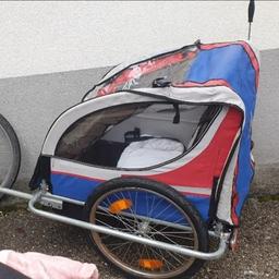 Ein Kinder fahrradwagen für zwei Kinder in ausgezeichnetem Zustand.
Er verfügt über einen Regenschutz und einen Insektenschutz.
Dahinter befindet sich eine kleine Box. Alles funktioniert gut