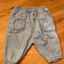 Ich verkaufe eine ganz selten getragene Frühlings-/Sommerhose von Next in der Größe 62. Die Hose hat einen ganz leichten Jeansstoff und ist somit perfekt für die kommenden heißeren Tage. Zustand wie neu!