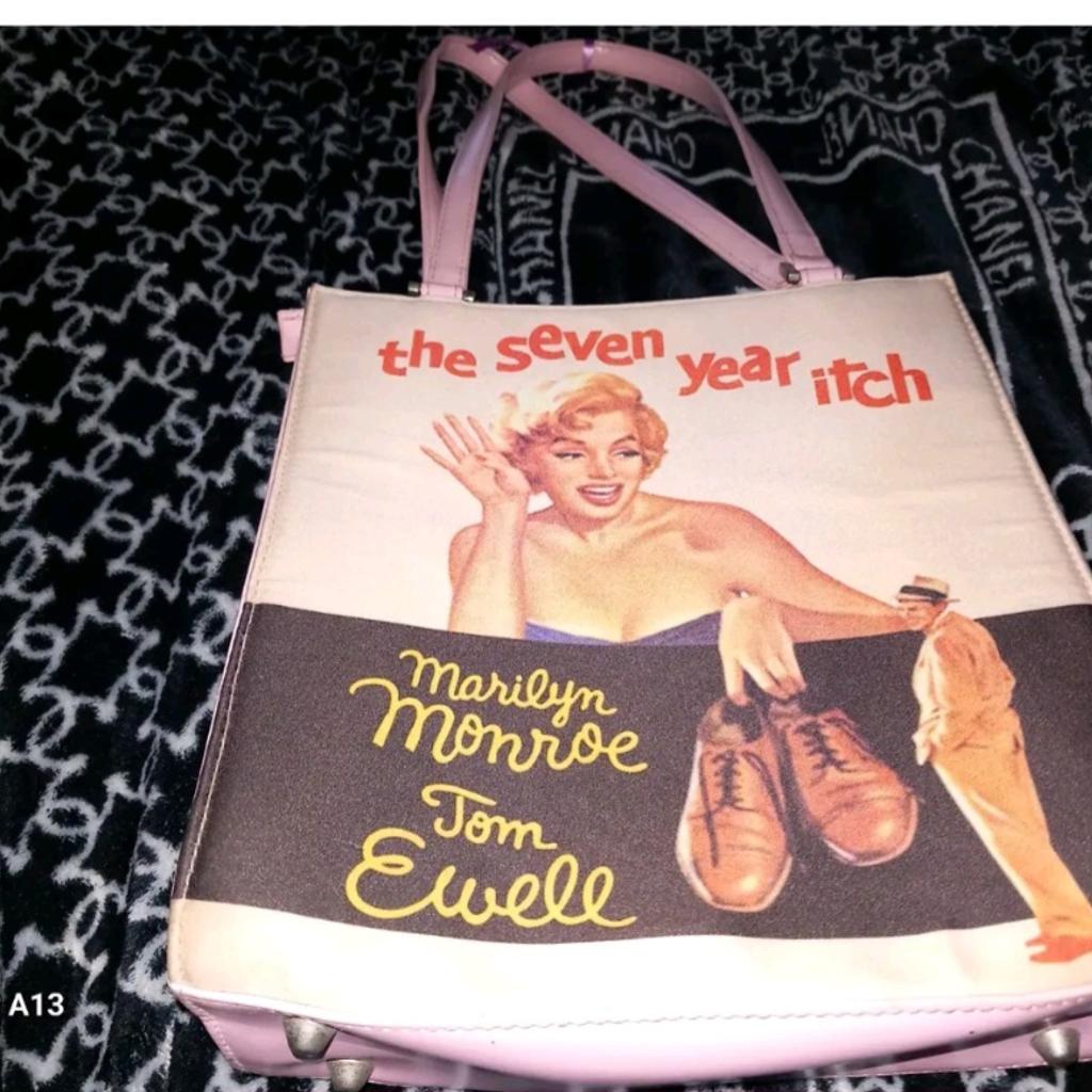Beautiful Marilyn Monroe Tote Bag Small roughly 9 knch by 10 inch

Great condition

Zip at top

Zip compartment inside  plus others

Diamantee detail on one side of the bag