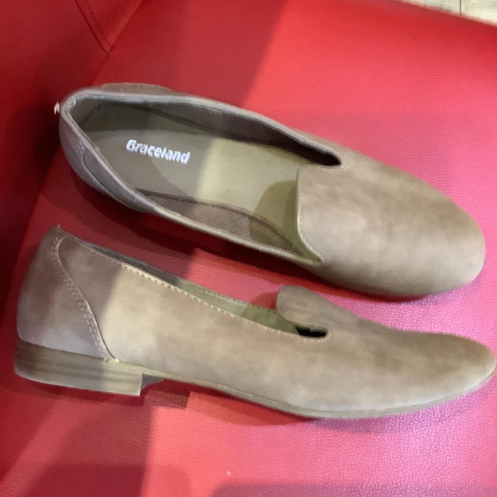 Graceland
Beige
Size 37
Worn 3/4 Times

(Collection Or Happy To Post Single/Combined Items)