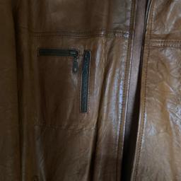 Supertolle Lederjacke
1 x getragen
Neupreis 299,— Euro
Mit vielen Reisverschlusstaschen