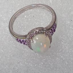 Ein wunderschöner Ring mit einem großen Opal und
kleinen Amethysten auf den Ringschultern.
Alle näheren Angaben sind auf dem Zertifikat nachzulesen.
Er ist nagelneu und kommt in einer Schmuckbox.
Gern Versand bei Kostenübernahme !