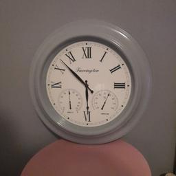 Large grey farrington clock
18 inches across. looks really good.
 It's a light weight high shine clock and it will hang great on plaster walls. No raw plugs required due to its light weight
Full working order.
Seller moving and no longer requires it.

we sell as eight family members. Please check out our site offers for multiple buys. Thank you 😊