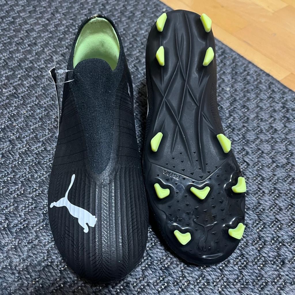 Verkauft werden neue Puma Fussballschuhe ohne Schuhbänder in Größe 34.
Wurden nie getragen, da zu klein bekommen.