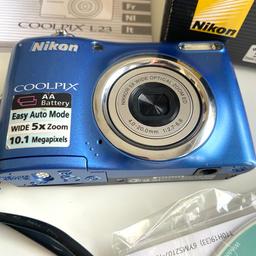 Nikon Coolpix L23
Perfetta di colore Blu
Zoom 5x
10.1 megapixel 
Easy auto mode
schermo lcd da 6,7 cm
completa di istruzioni - scatola - cavo usb
perfetta e funzionante