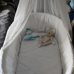 Ich verkaufe das babybett auf Grund das unser Sohn schon zu groß dafür ist. Der Zustand ist so gut wie neu. Es wird verkauft mit der Matratze. Preis ist verhandelbar. 
Mfg brian