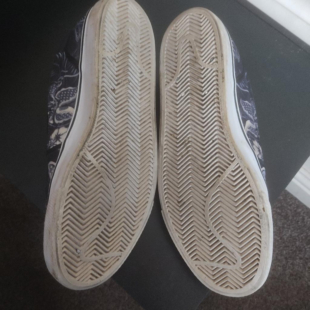 Nike slip ons
Size 9.5
Not worn often so in very good condition.