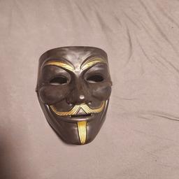 Verkaufe meine Maske, wollte letztes jahr an Halloween auf eine Party damit & hatte mich dann doch um entschieden mich schminken zu lassen, sprich sie ist Ungebraucht.

10€