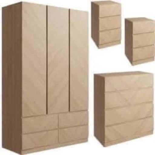 Buy & Sell South Yorkshire Rotherham - Photos for 3 DOOR 4 DRAWER WARDROBE+2 BEDSIDES(oak)