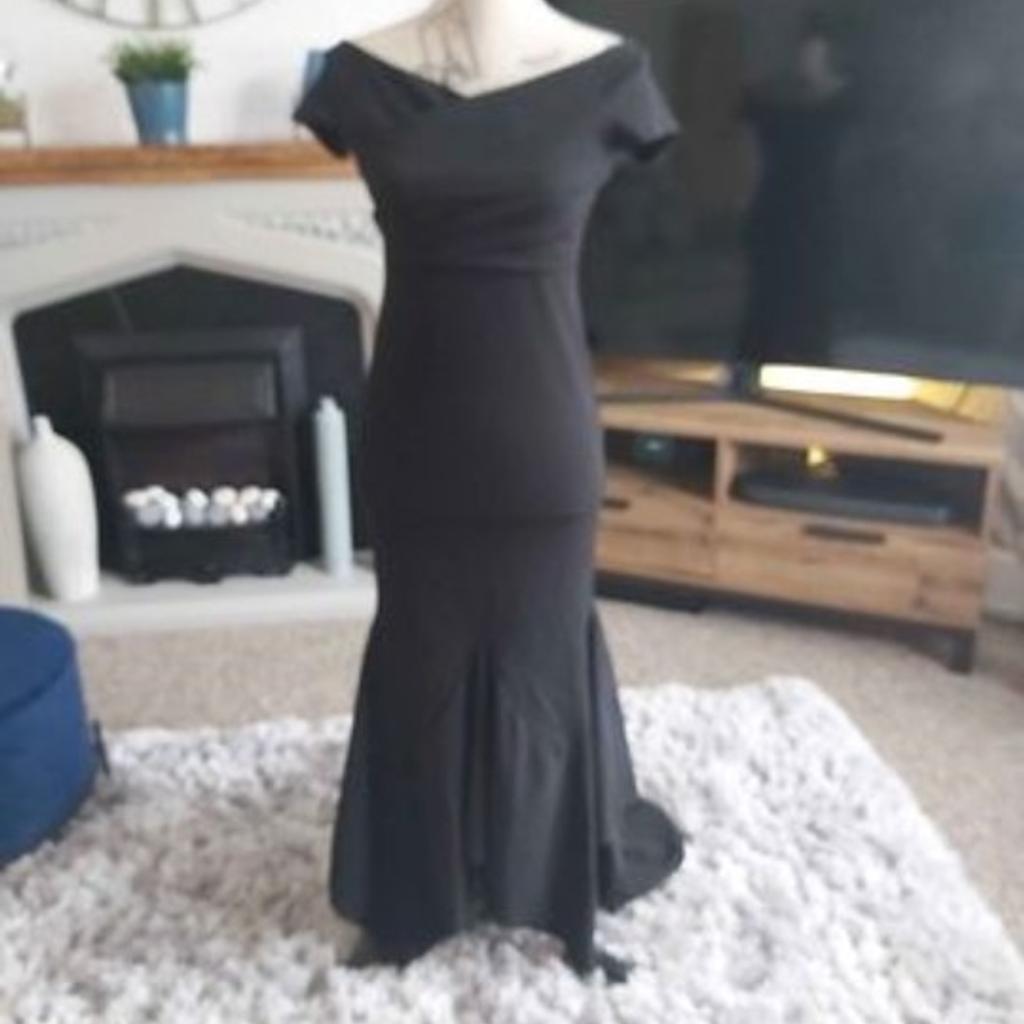 Brought from quiz
Size 10
Black dress
Used with minor flaws. Please see picture as it only a bit of bubbling and I preferred it off shoulder look than cap sleeve so I had it sown down tighter so it stayed up. But you can still move around wave your arms in air etc or it could be unpicked to its original style. Not sure how the bottom hem settle should be described but it like diamond up down drop. See pictures
Stretchy material and very flattering

Selling other new and used dresses

Pick up from stratford