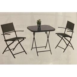 Ein Tisch und 4 Stühle , Armlehne bei Stühle ist klappbar , Tisch und Stühle kann man zusammen klappen.