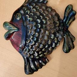 Fisch aus der Keramikwerkstätte GMUNDEN. Sehr schöne Arbeit. Nicht beschädigt. Mit Aufhängevorrichtung. Ca. 19x20 cm. Privatverkauf. Keine Rückgabe. Abholung od. Versand in A gegen Kostenersatz € 5.