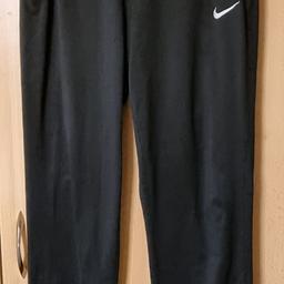 Sporthose von Nike mit seitlichen Reißverschlüssen und Gummibündchen.
Einwandfrei, top Zustand.