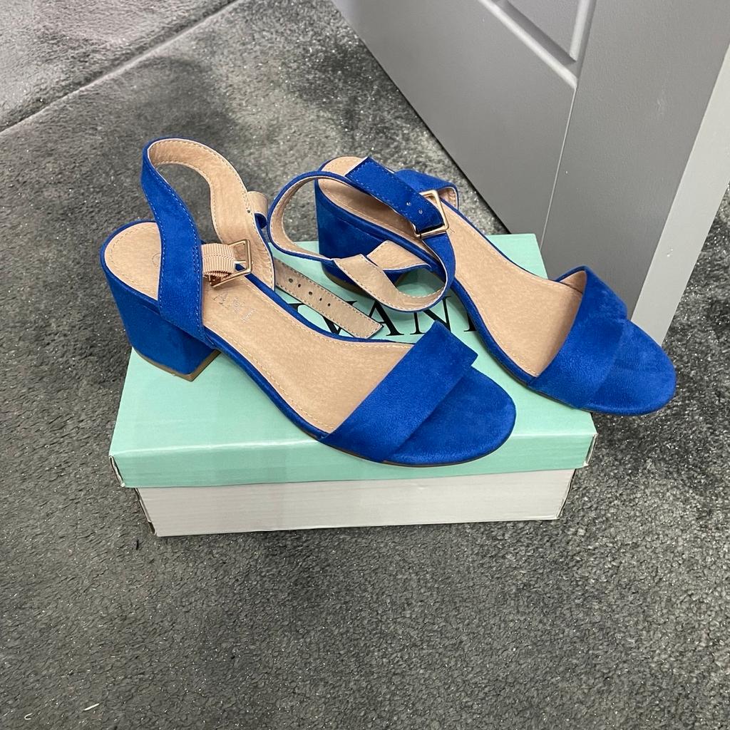 Electric blue block heel sandals
Worn once
Size 3