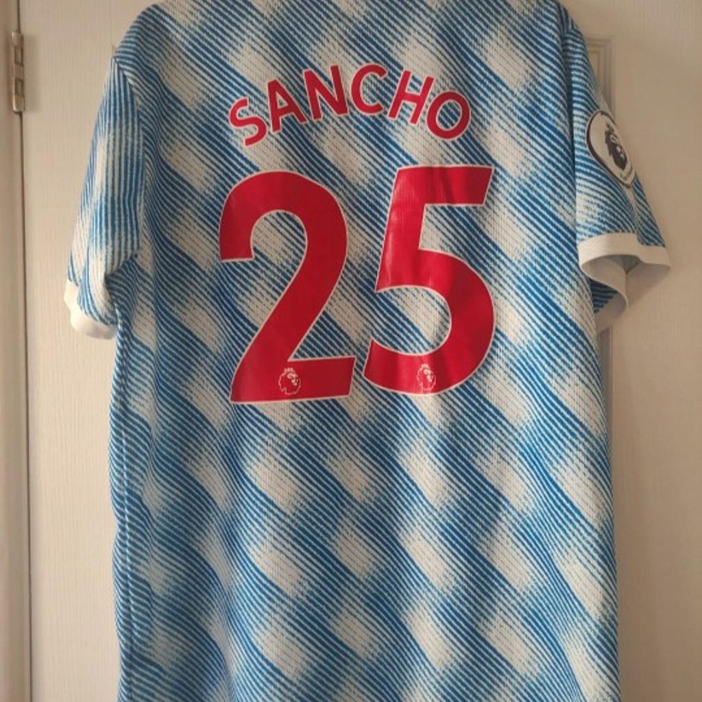 This top has been worn but plenty of life left in it.

There is some slight cracking on the name and number on the back but doesn't take away from a great shirt.
