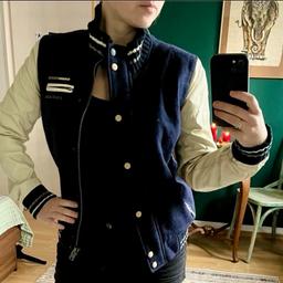Zum Verkauf steht eine sehr schöne JDM Japan Collage Jacke in der Größe s. Der Zustand ist echt noch sehr gut. Die Jacke hat mal über 200 Euro gekostet und ist jetzt noch sehr gefragt.
Keine Rücknahme oder Garantie da Privatverkauf