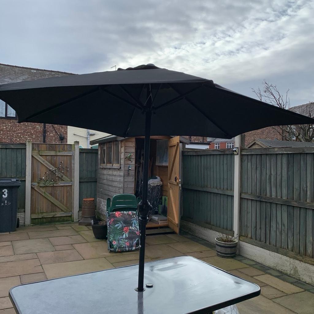 Large rectangle garden dining table with faux marble effect top and parasol hole. All-weather metal frame. Assembled but never used, together with 6 x black mesh chairs (still in packaging, only removed for photo purposes), large wind up black parasol never used (still in packaging, only assembled once for photo purposes) and 8kg parasol base still boxed never opened. Excellent new condition. Ideal for summer garden parties 😁 buyer must be able to collect and pay cash or bank transfer on collection. I’ve no doubt this will be snapped up 😁