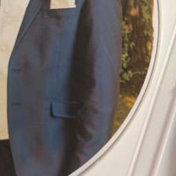 Verkaufe hier meinen Hochzeitsanzug!
Marke: Wilvorst
Gr.50
1x getragen
Keine Flecken oder Gebrauchsspuren
Gereinigt

Hose wurde geringfügig angepasst (gekürzt)
Bin 176 cm groß

Outfit kann jederzeit probiert werden.

Neupreis: €950