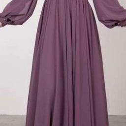 Das Kleid ist lila, etwas dunkler als auf dem Bild und auch ungetragen.
Größe 42-44