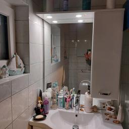 Der Spiegel inklusive Schrank ist 80 x 103,5 cm. Der Schrank alleine ist 25 x 79 cm. Gebrauchsspuren beim Spiegel siehe Foto.