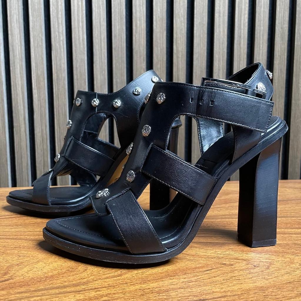The black leather, adorned with edgy metal Versus beads, makes them a showstopper. The wide heels not only add a touch of flair but also keep you comfortably elevated. What's more, I've only worn them once, and as you can see from the photos, they're in excellent condition. Elevate your style with these stunning and practically brand-new sandals!
#valentine #heels #versaceheels luxury