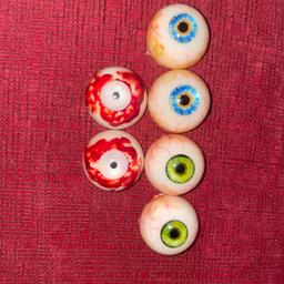 Grüne Augen mit Adern 22€
Blaue Augen mit gelber Iris 22€
Blutunterlaufene Zombie Augen 22€
Die Augen können auch mit Led‘s beleuchtet werden. Bei gesamt Abnahme 60€