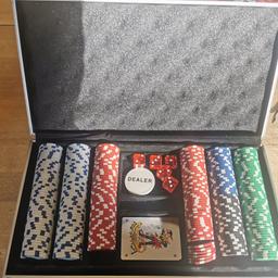 Ich verkaufe hier einen Pokerkoffer. Der Inhalt ist komplett. nur von außen ist  der Koffer leicht beschädigt. Bei Interesse gerne melden.
