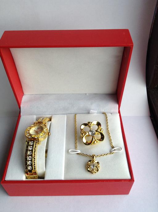 Buy & Sell West Midlands Wolverhampton - Photos for LADIES WATCH WITH MATCHING PENDANT & BROOCH