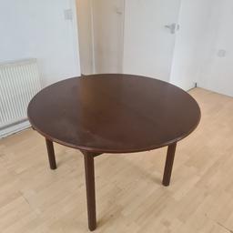 G Plan Furniture dining table, it can feed up to 6 people, you are able to make the table bigger and smaller, slightly damaged (displayed in the photos) but in working condition.