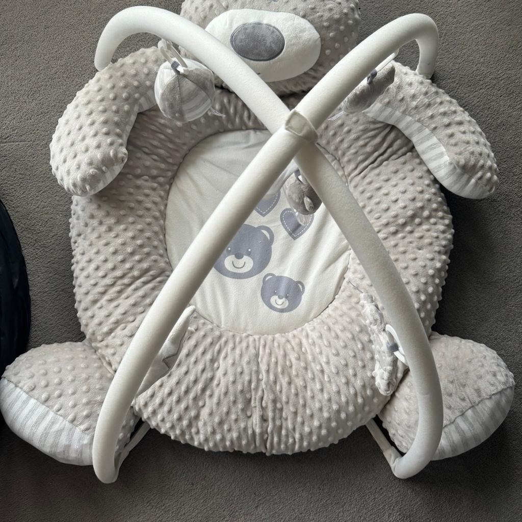 BabyZee Bear Necessities Play Gym
Cushioned bear with extra thick padding
Velvety plush toys include a mirror and rattle
Perfect for tummy time and overhead play
Helps develop gross motor skills
Sponge/wipe clean only
1x Babyzee Bear Necessities Playgym
5x soft toys
RRP £70