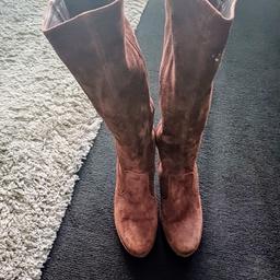 Brown suede knee-high boots with a slight platform 1/2 inch at widest point and 4 1/4 inch heel.
From zip to top of boot is 15 inches, width across the top is 7 1/2 inches.
*Please note these are approximate measurements*

They've been worn a few times, but are still in good condition apart from a very small mark near the top of left boot (see pic no.1)

Outer/Inner material 100% Suede
Sole other materials