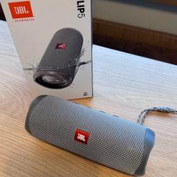 JBL Flip 5 Bluetooth Box (Wasserdichter, portabler Lautsprecher mit umwerfendem Sound, bis zu 12 Stunden kabellos Musik abspielen), grau, mit USB-C Ladekabel und Transporttasche