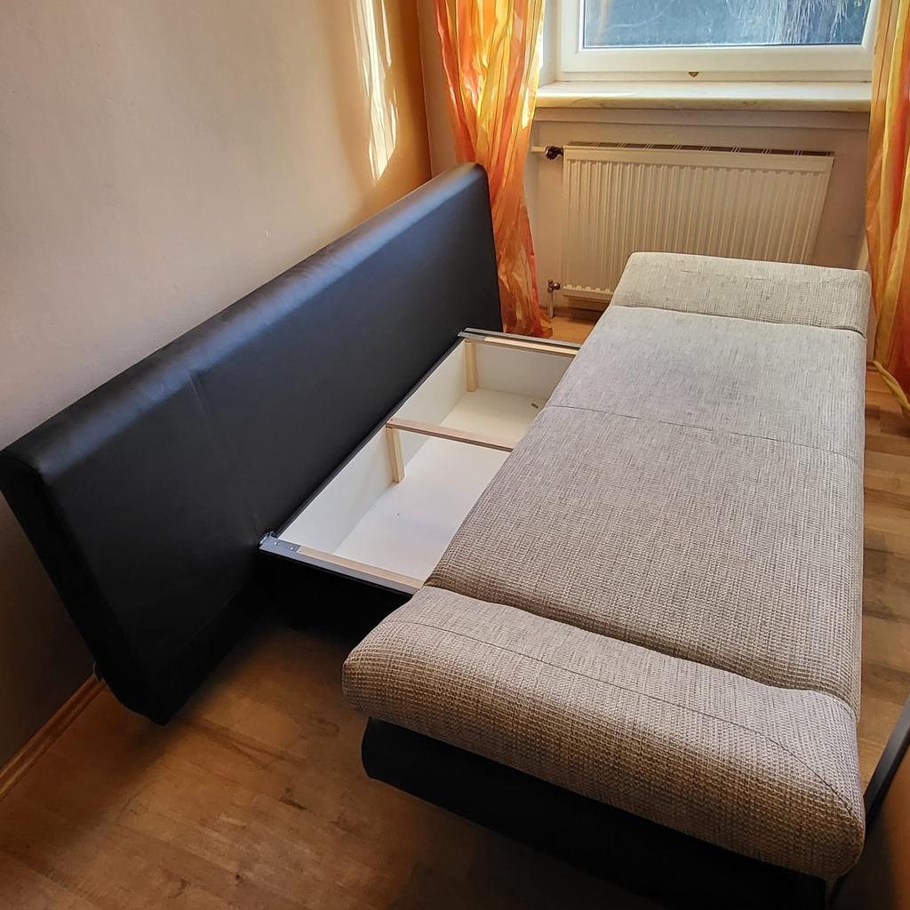Schlafcouch mit Bettfunktion zu verkaufen.

Maße Couch: 190x80cm

Maße Couchbett: 190x145cm

Stauraum unter der Sitzfläche

Abholung in köstendorf bei Salzburg
