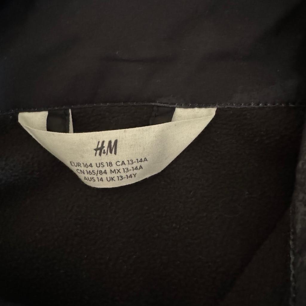 Softshelljacke von H&M in der Gr. 164 mit grauen Muster

Gerne getragen, aber keine Mängel vorhanden!

Privatverkauf!
Versandkosten sind vom Käufer zu tragen!
Vergesst bitte nicht meine anderen Angebote durchzustöbern! 😊