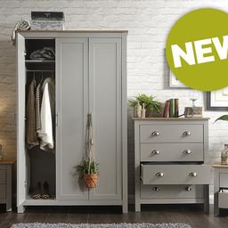 New boxed grey oak 4 piece bedroom set
1x triple wardrobe with 2 shelves, 1 x 4 drawer chest on metal runners, 2 matching 2 drawer bedsides on metal runners.
Happy drop locally